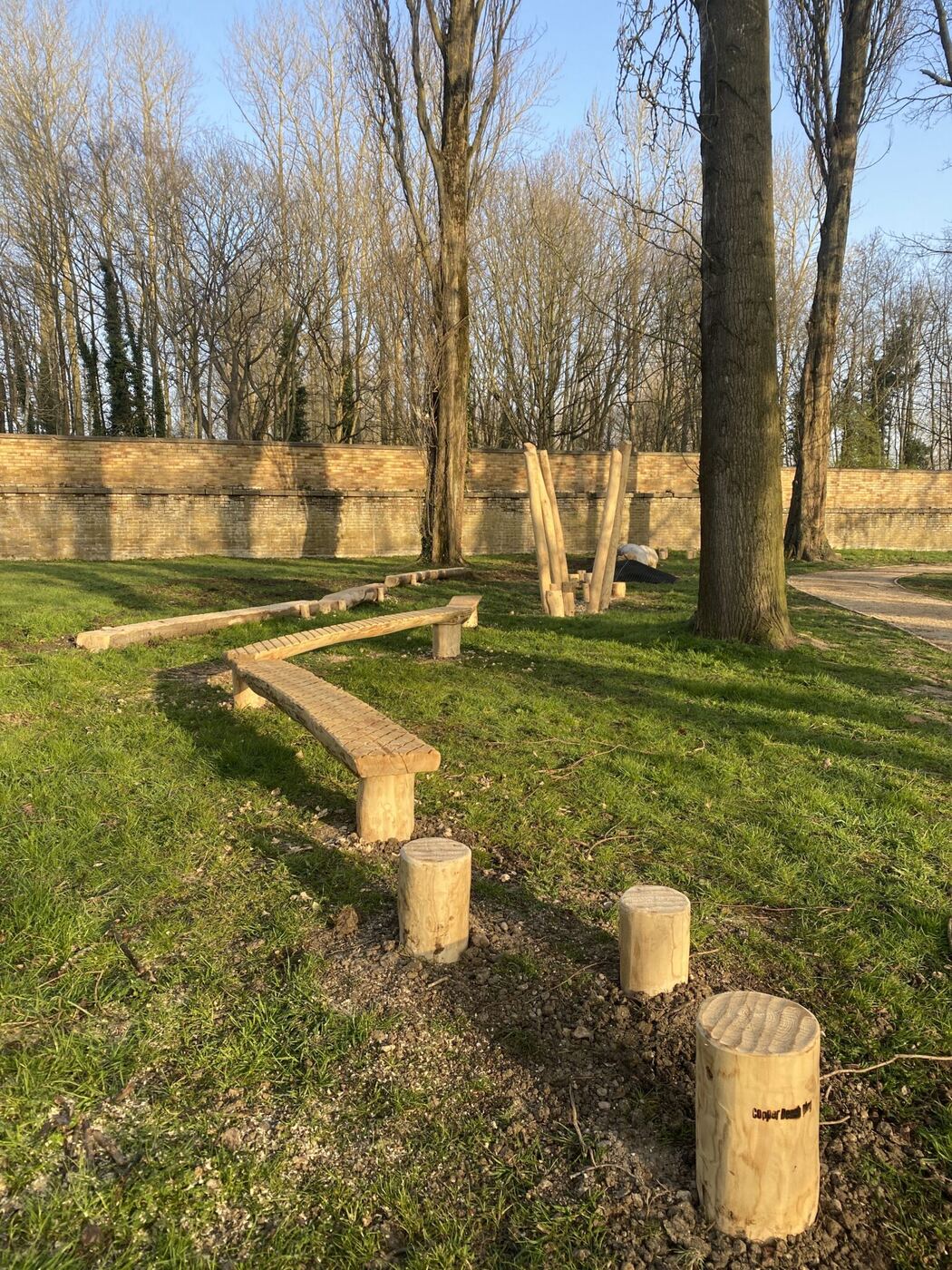 Trinnstokker og balansebom i parken